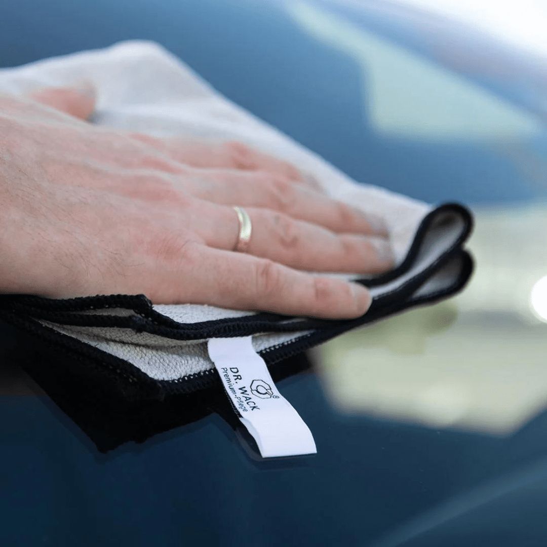 Reinigen einer Autoscheibe mit Dr. Wack A1 All in One Mikrofasertuch