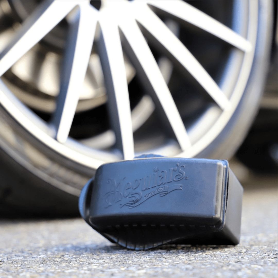 Der Meguiars Tire Dressing Pad Reifenapplikator vor einem Reifen