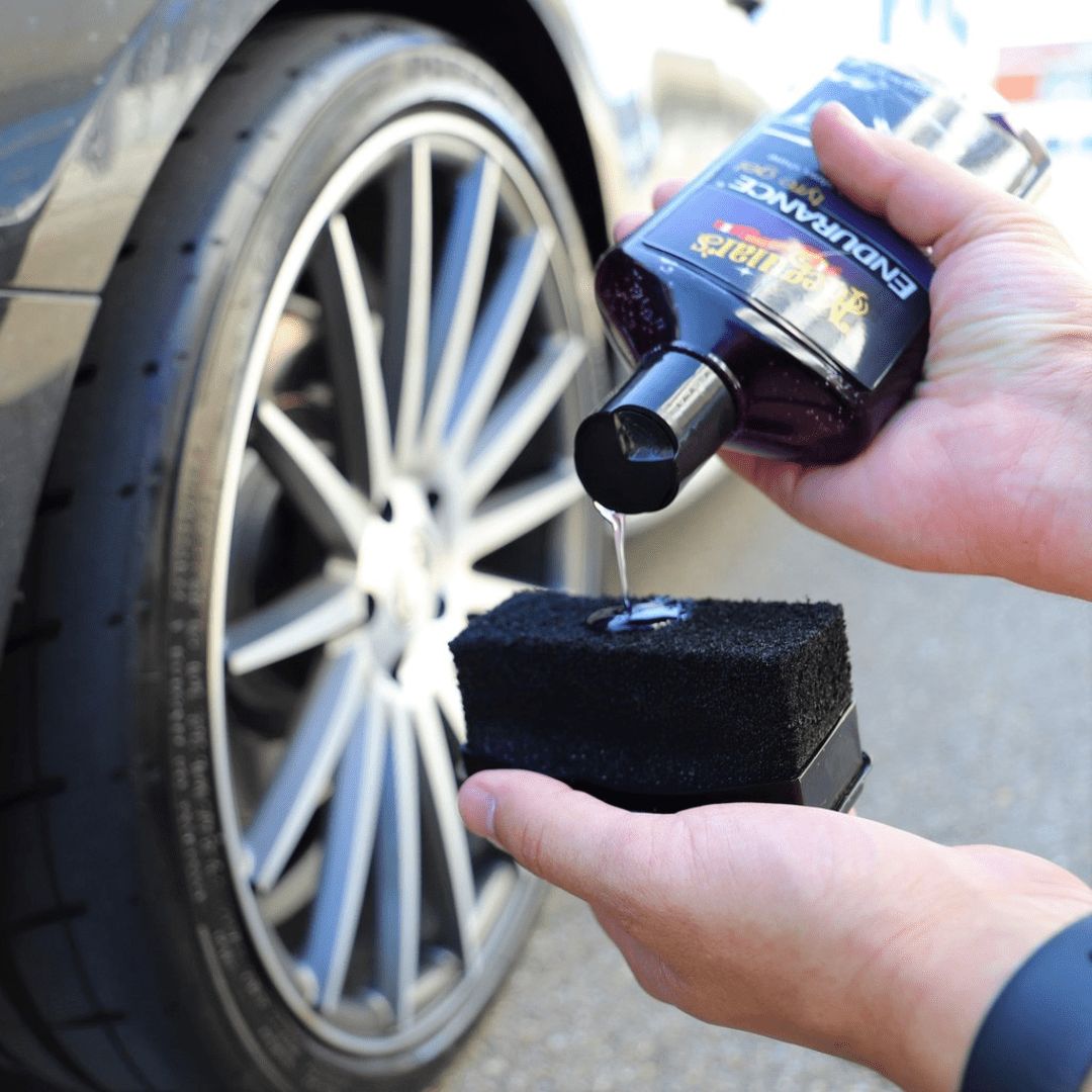 Reifenpflege wird auf den Meguiars Tire Dressing Pad Reifenapplikator getropft
