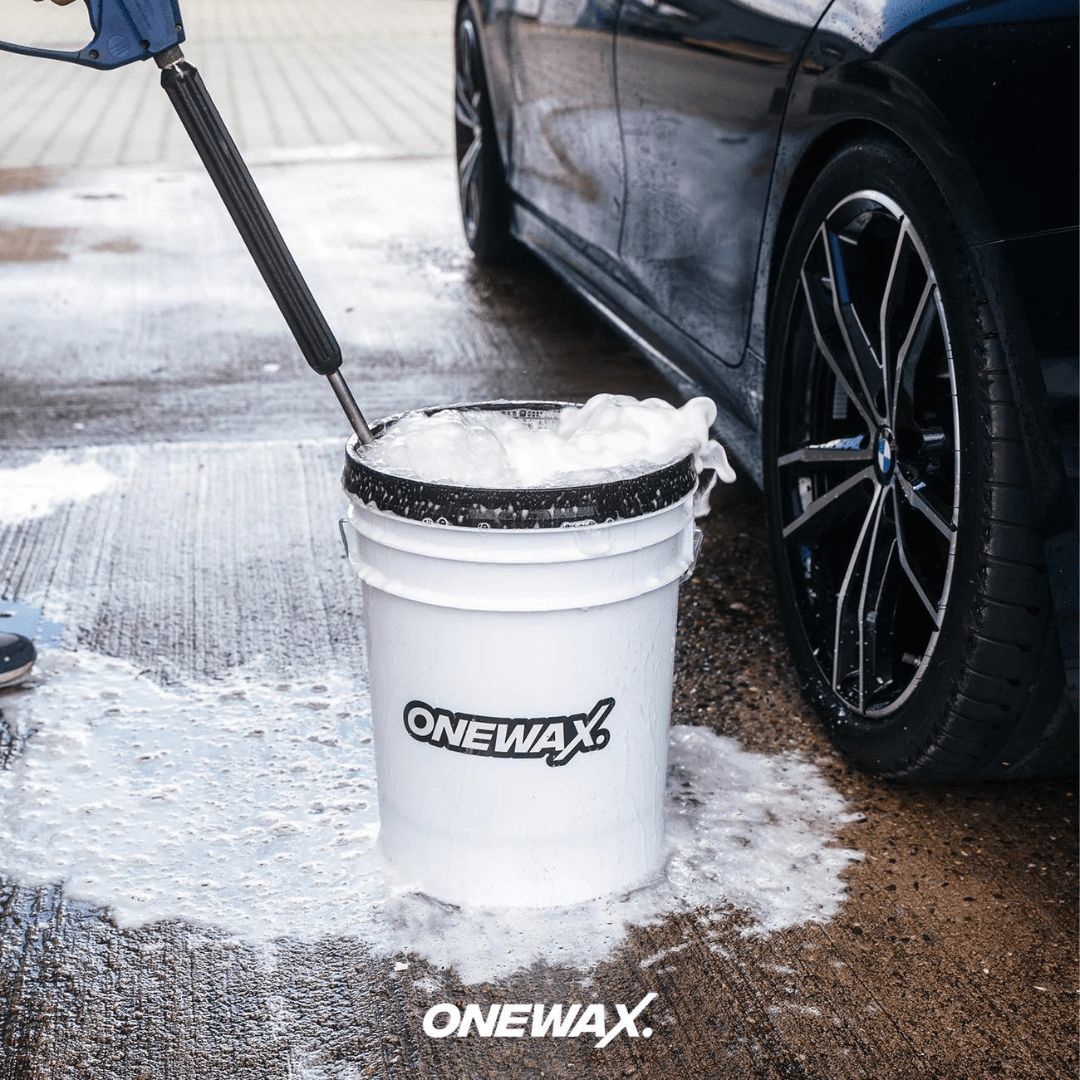 OneWax Just Clean Car Shampoo in einem Eimer wird aufgeschäumt