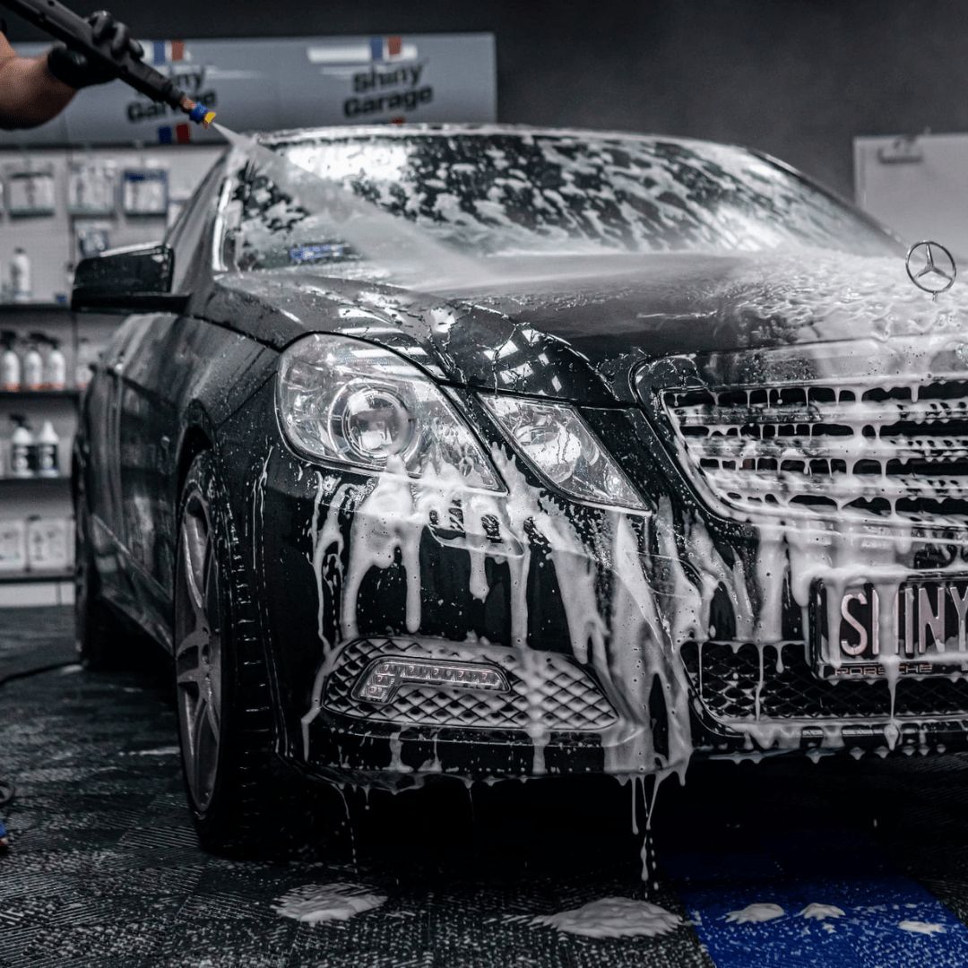Shiny Garage Sleek Premium Shampoo wird von Auto gespült