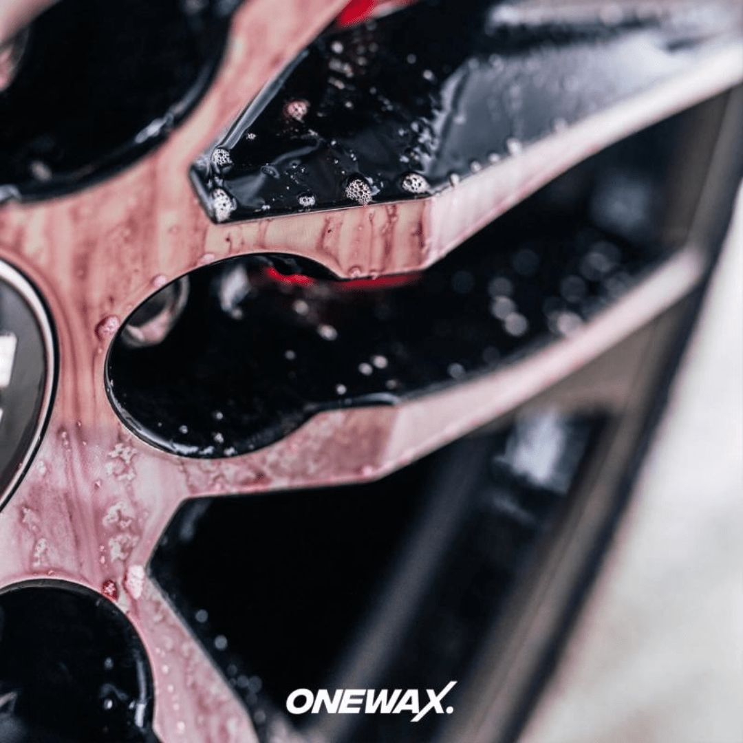 Der OneWax Pink Attack Wheel Cleaner Felgenreiniger auf einer Felge aufgetragen