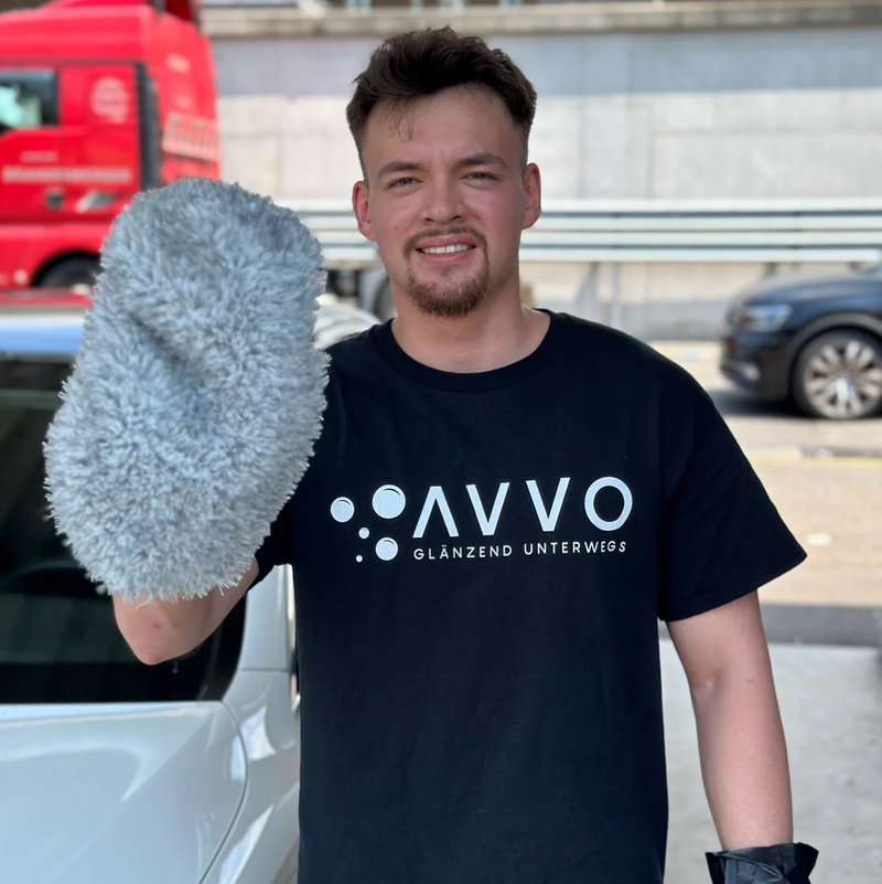 Laslo mit einem Waschhandschuh