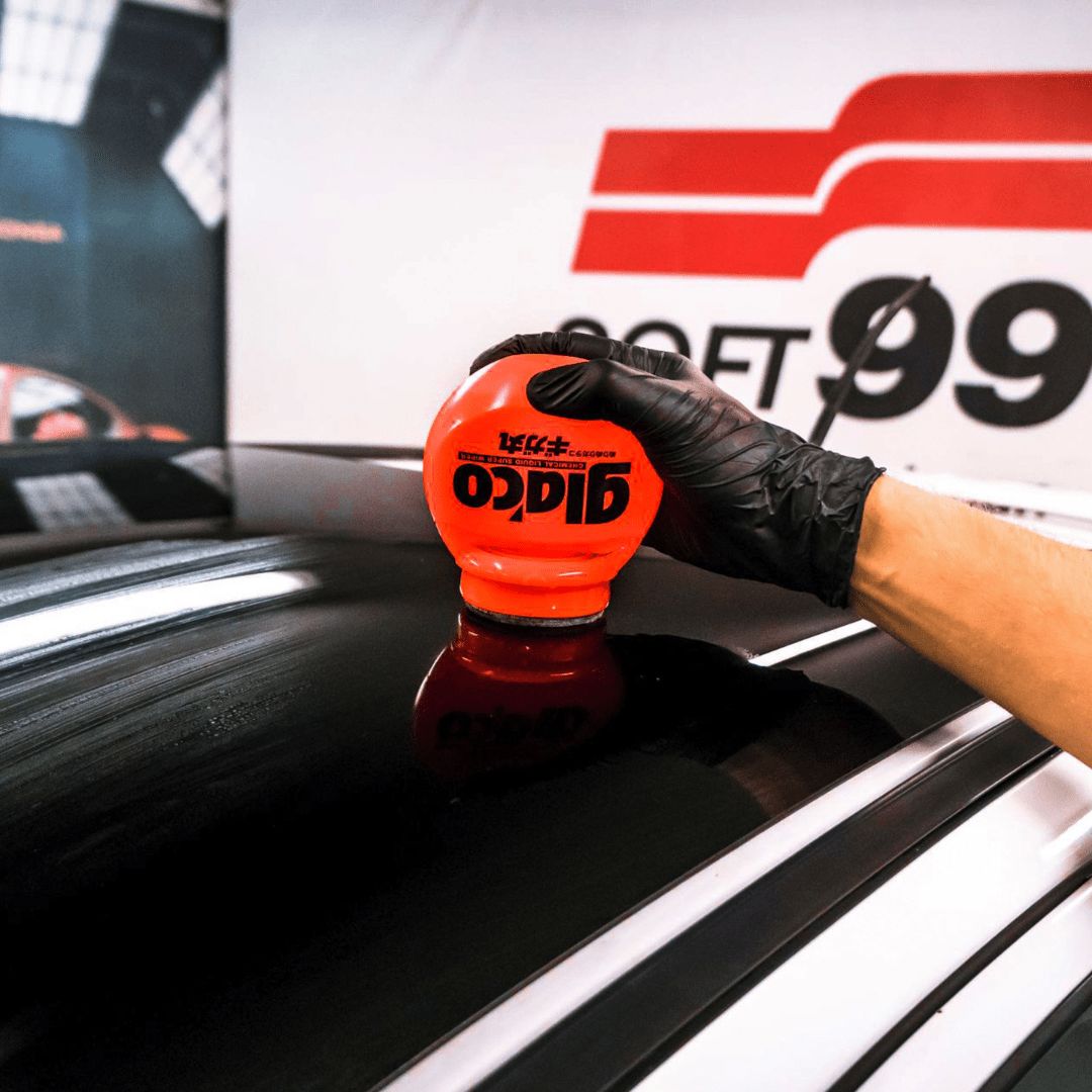 Auftragen der Soft99 Glaco Roll On Max Glasversiegelung auf einer Autoscheibe