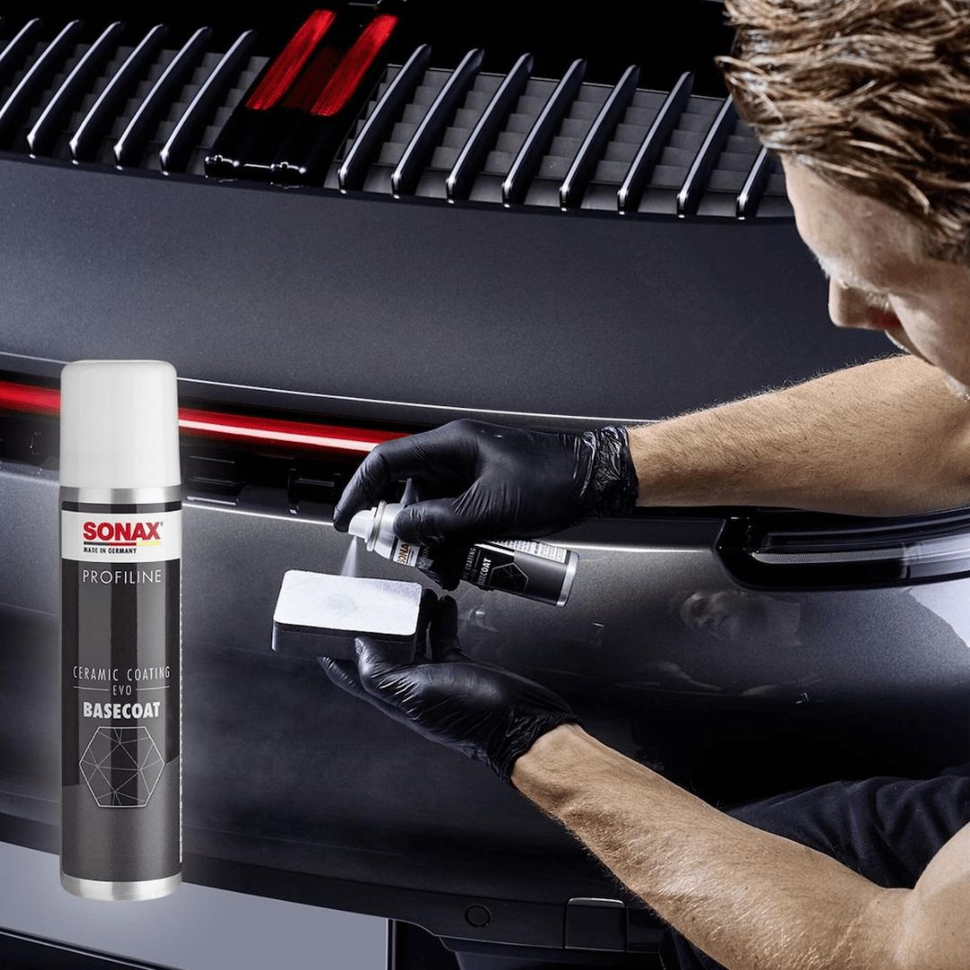 Anwendung des Basecoat Ceramic Coating auf ein Applikatorschwamm