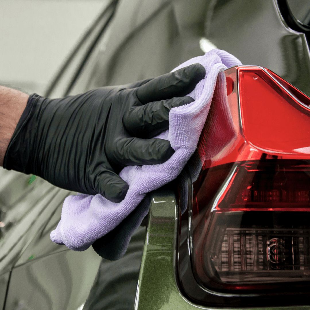 Das Soft99 Super Cloth Mikrofasertuch gleitet über ein Auto