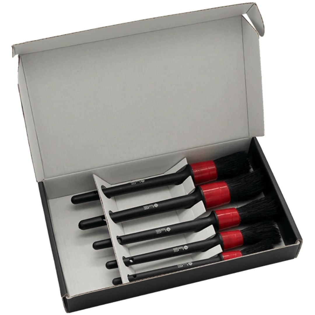 Die fünf Pinsel des Liquid Elements Detailing Pinsel-Set in der Verpackung