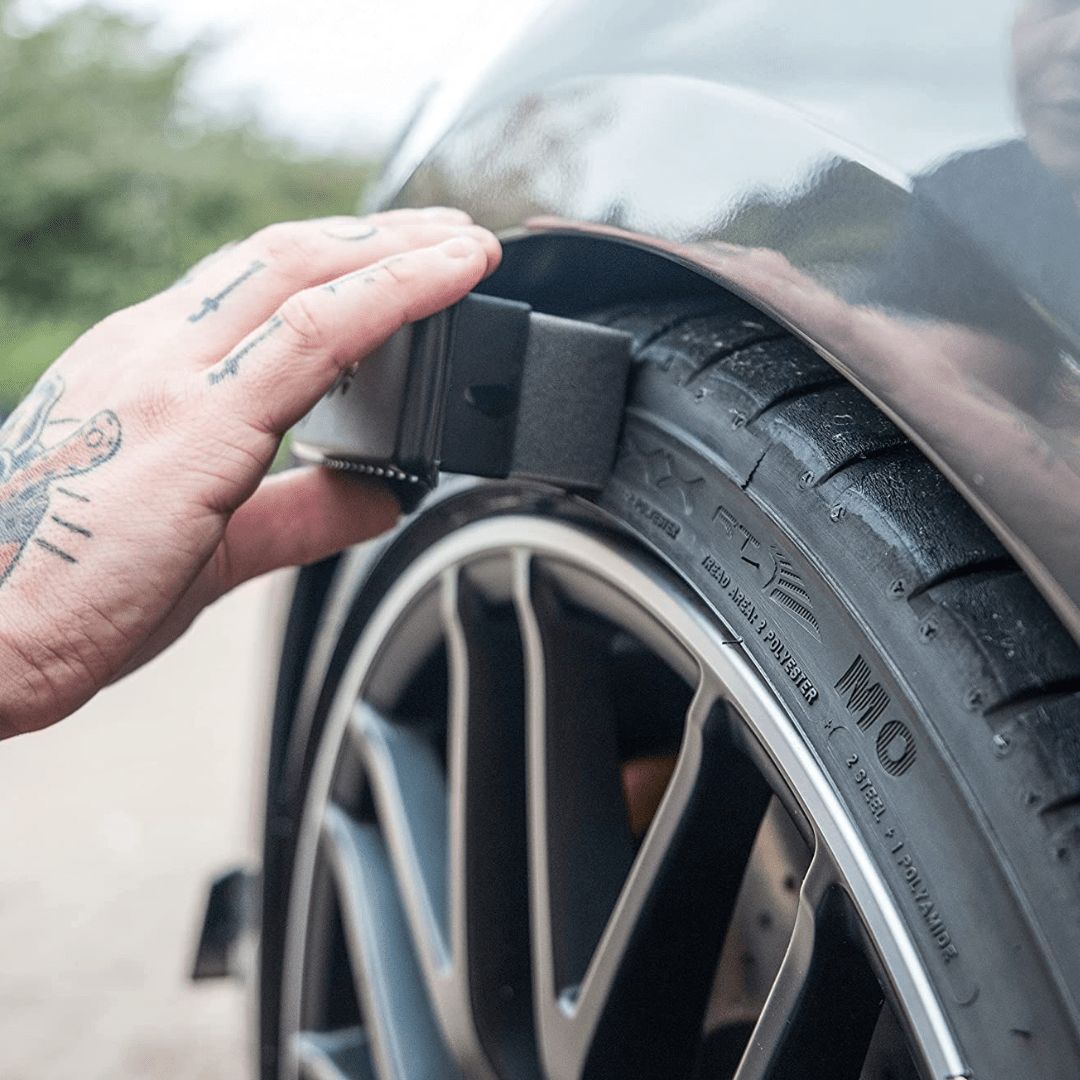 Reifenapplikator mit Meguiars Endurance Tire Gel gleitet über Autoreifen
