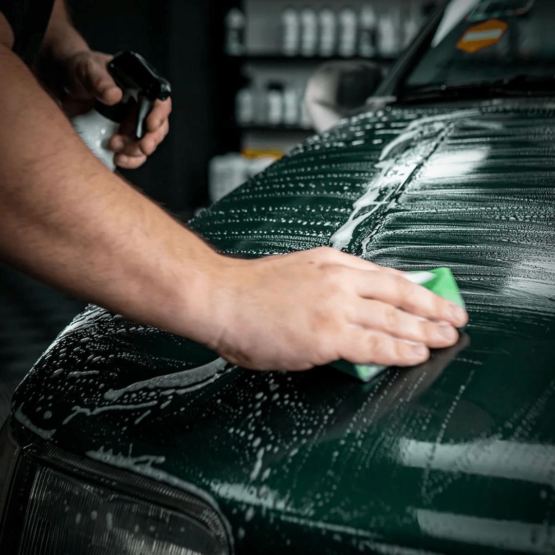 Die Shiny Garage Clay Block Reinigungsknete gleitet über Karosserie mit einem Gleitmittel