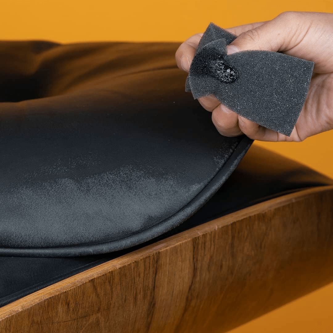 Leder Protector auf einem Colourlock Schwamm