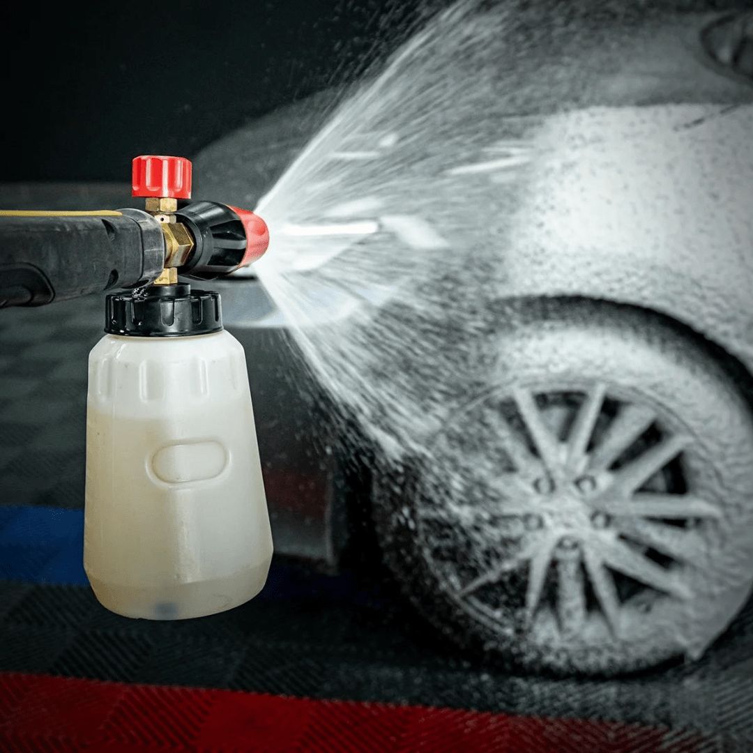 Der Shiny Garage Fruit Snow Foam wird mit einer Schaumlanze auf ein Auto aufgesprüht