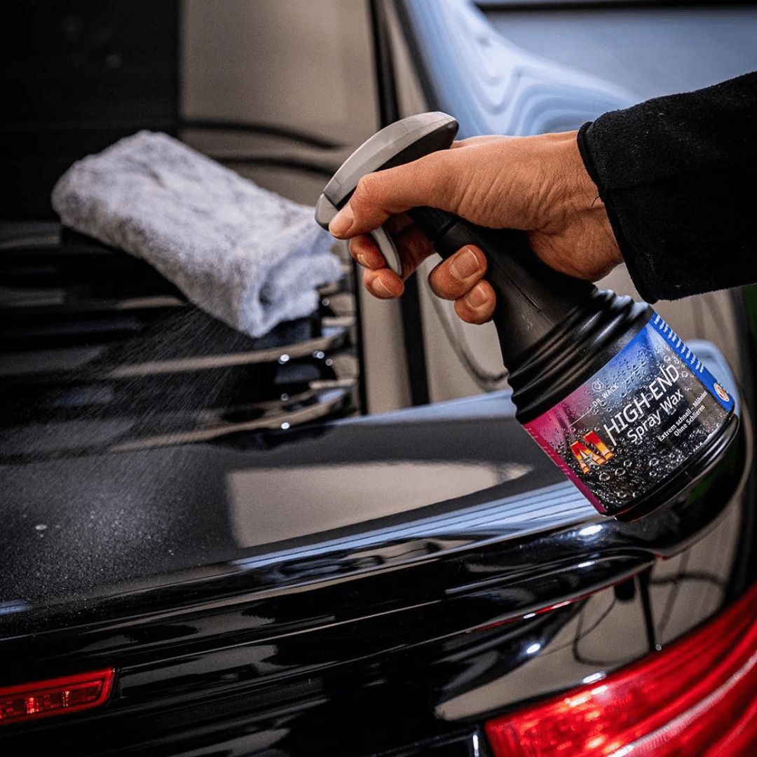 Aufsprühen von Dr. Wack A1 High End Spray Wax auf ein Auto