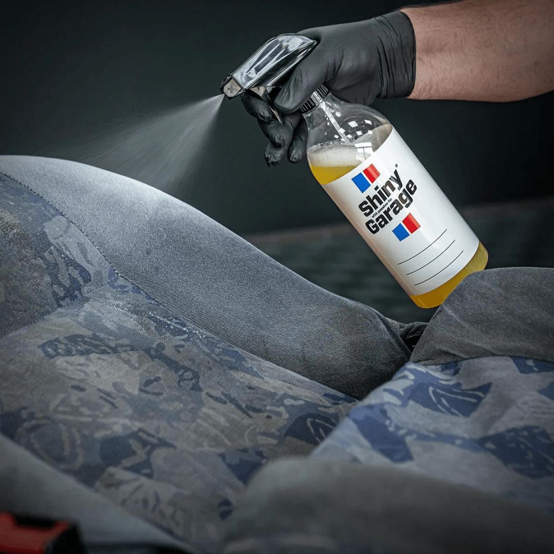 Shiny Garage Carpet Cleaner Textilreiniger wird auf einen Textilsitz gesprüht