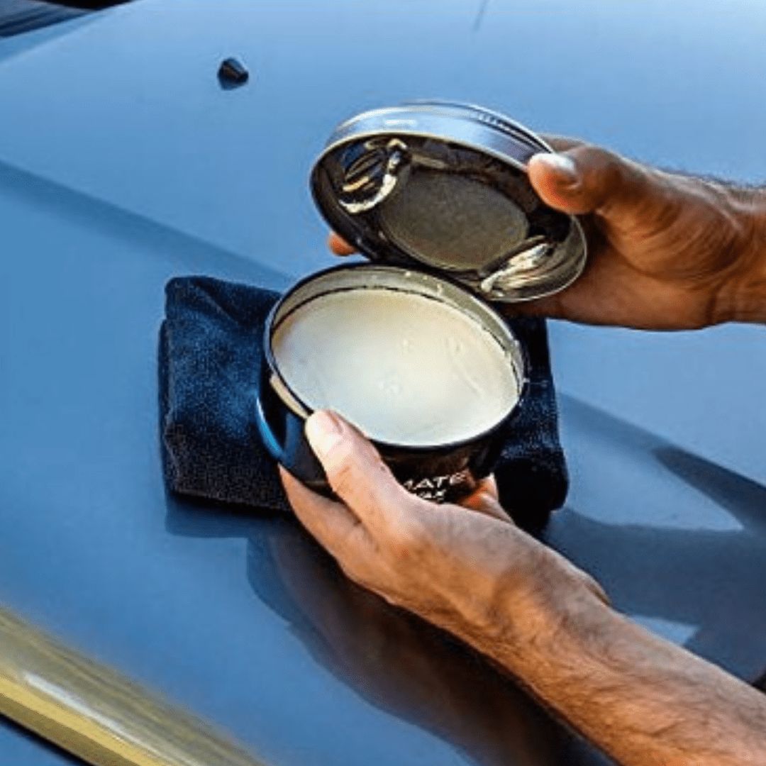 Die offene Dose der Meguiars Ultimate Paste Wax Wachsversiegelung mit einem Mikrofasertuch
