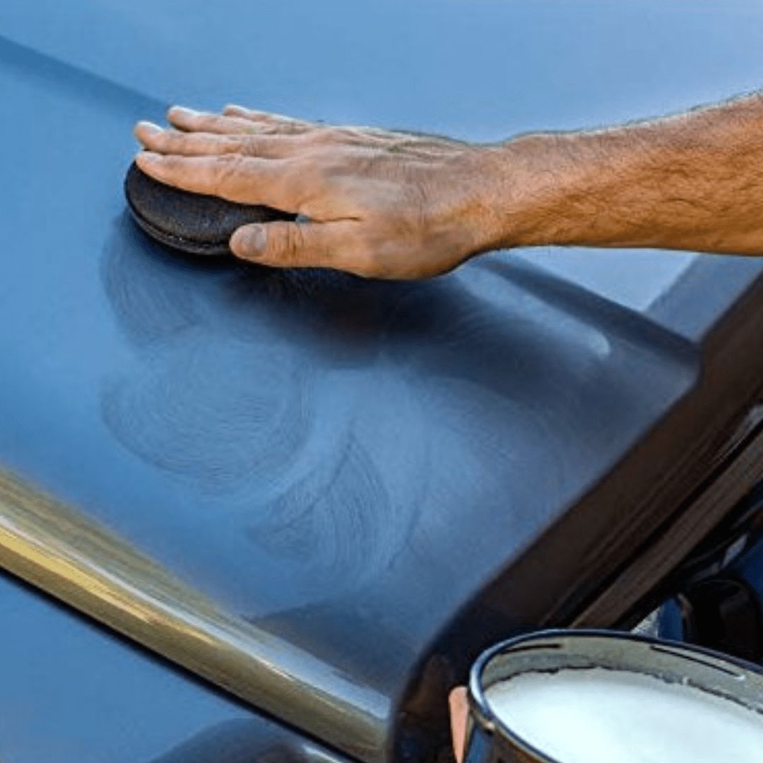 Die Meguiars Ultimate Paste Wax Wachsversiegelung wird mit einem Applikator auf die Karosserie aufgetragen
