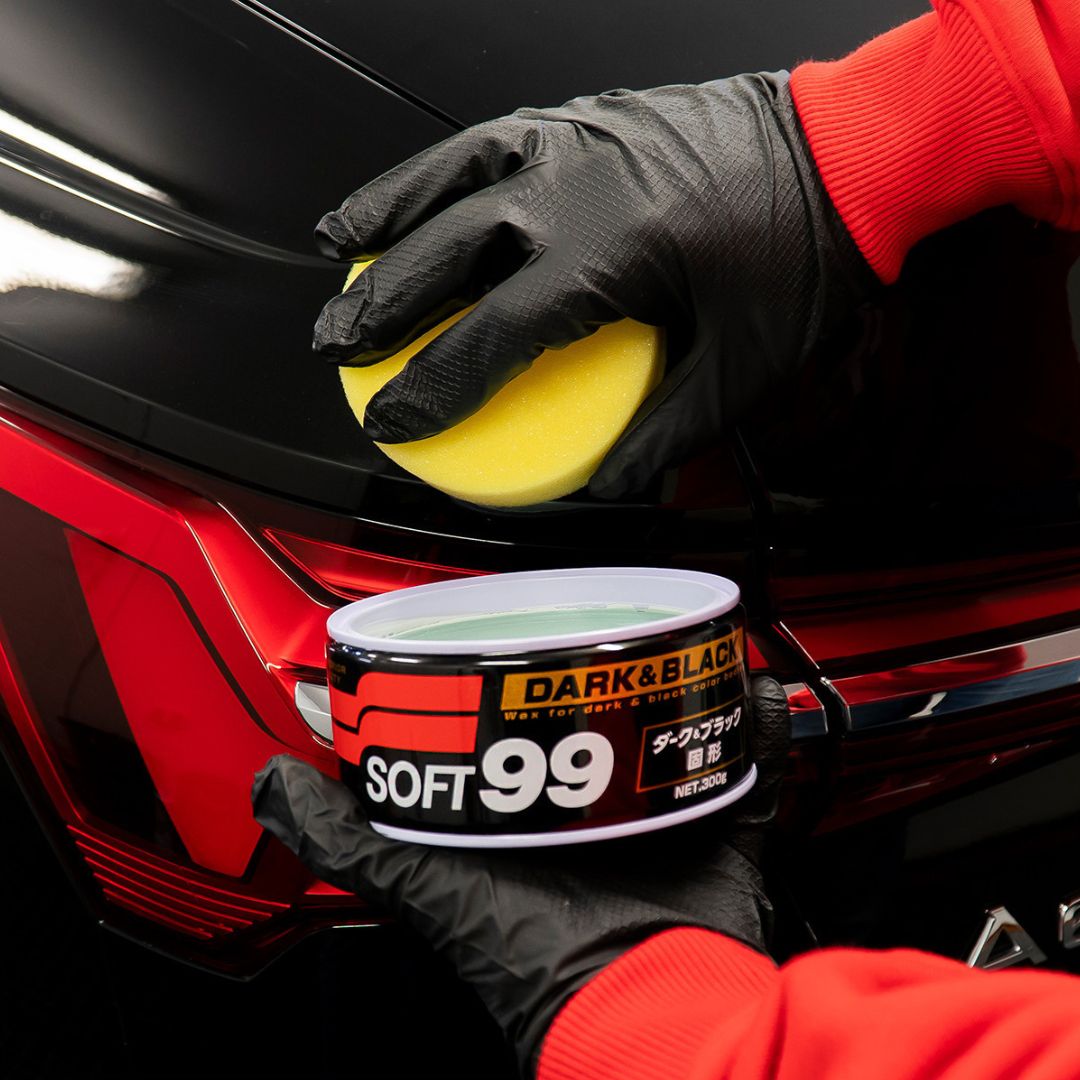 Auftragen der Soft99 Dark & Black Wax Wachsversiegelung mit Schwamm