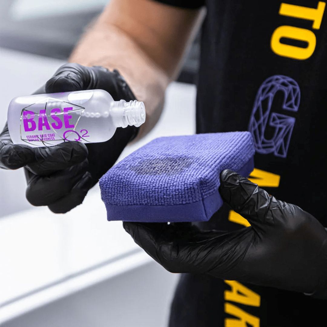 Ein Mittel wird auf den Gyeon Q²M Coating Applicator aufgetropft