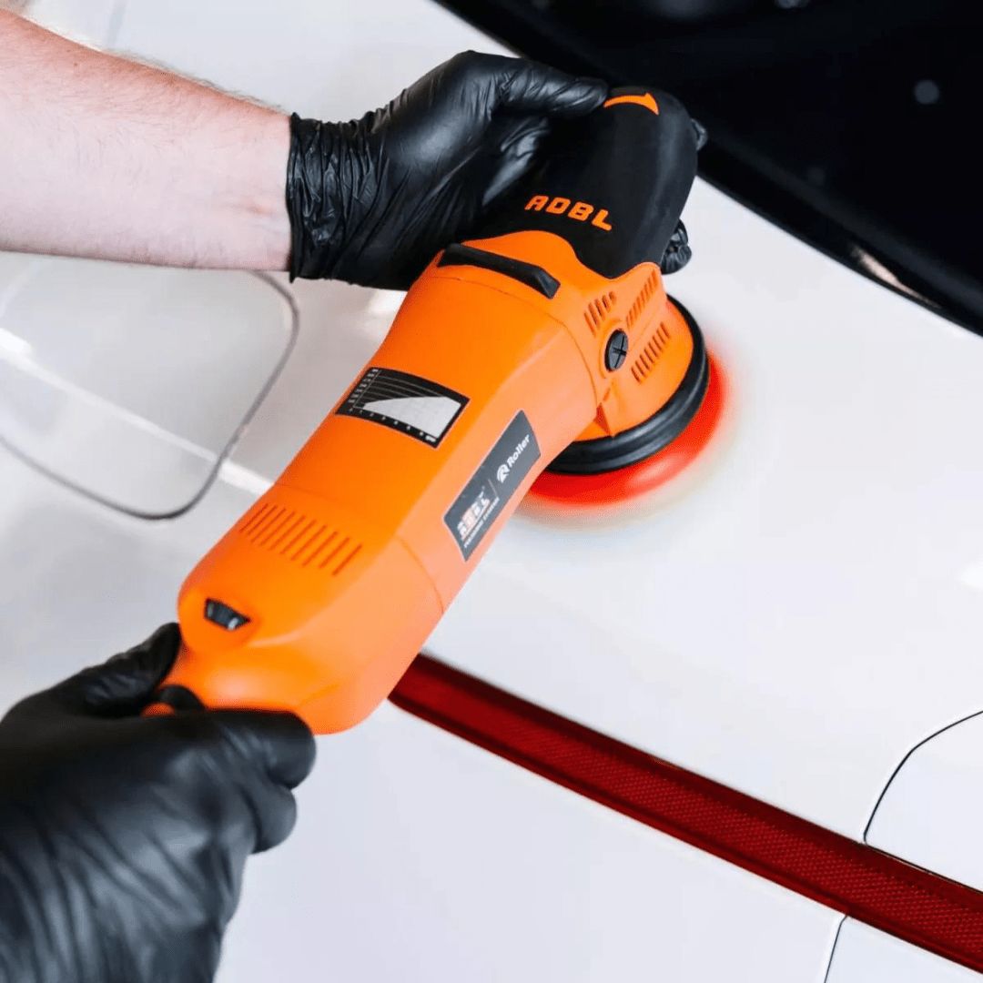 Die ADBL Roller D15125-01 Exzenter Poliermaschine auf einem Auto