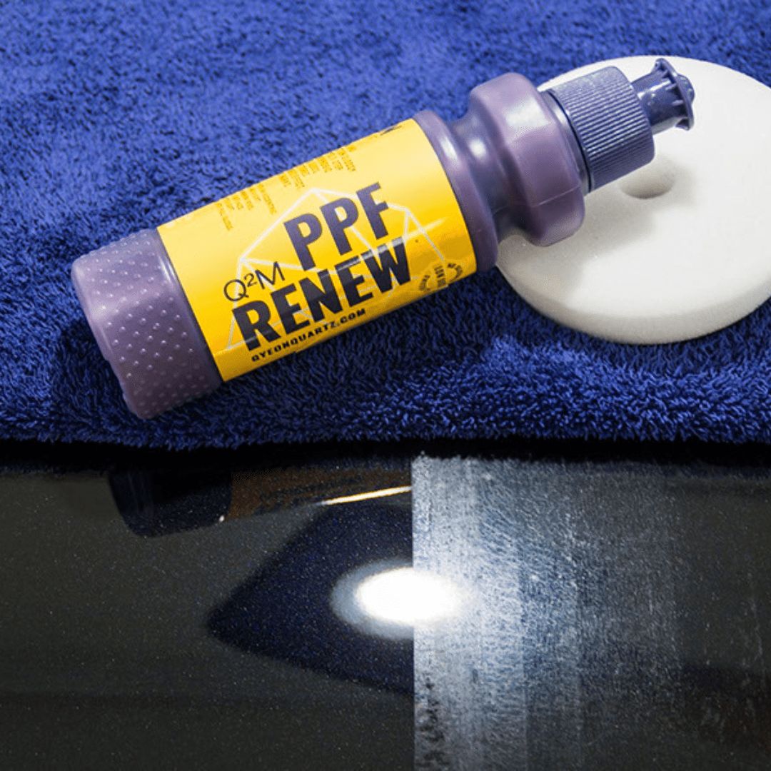 Die Gyeon Q²M PPF Renew Folienpflege mit einem Polierpad und Mikrofasertuch