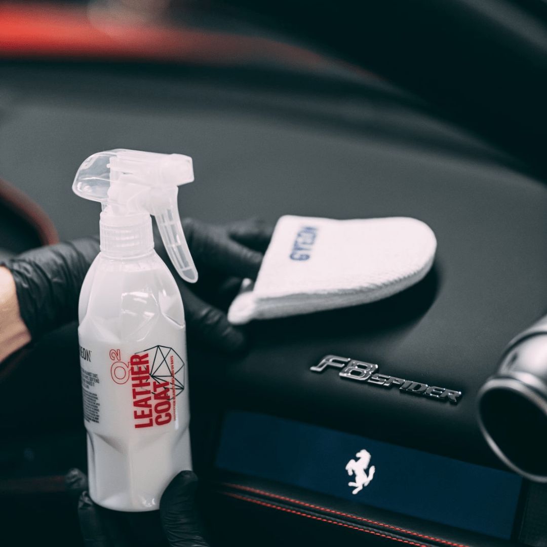 Auftragen der Gyeon Q² Leather Coat Lederversiegelung auf Lederinterieur