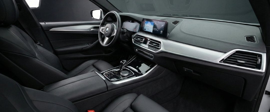 Sauberer Innenraum eines modernen Autos mit Armaturenbrett und Mittelkonsole