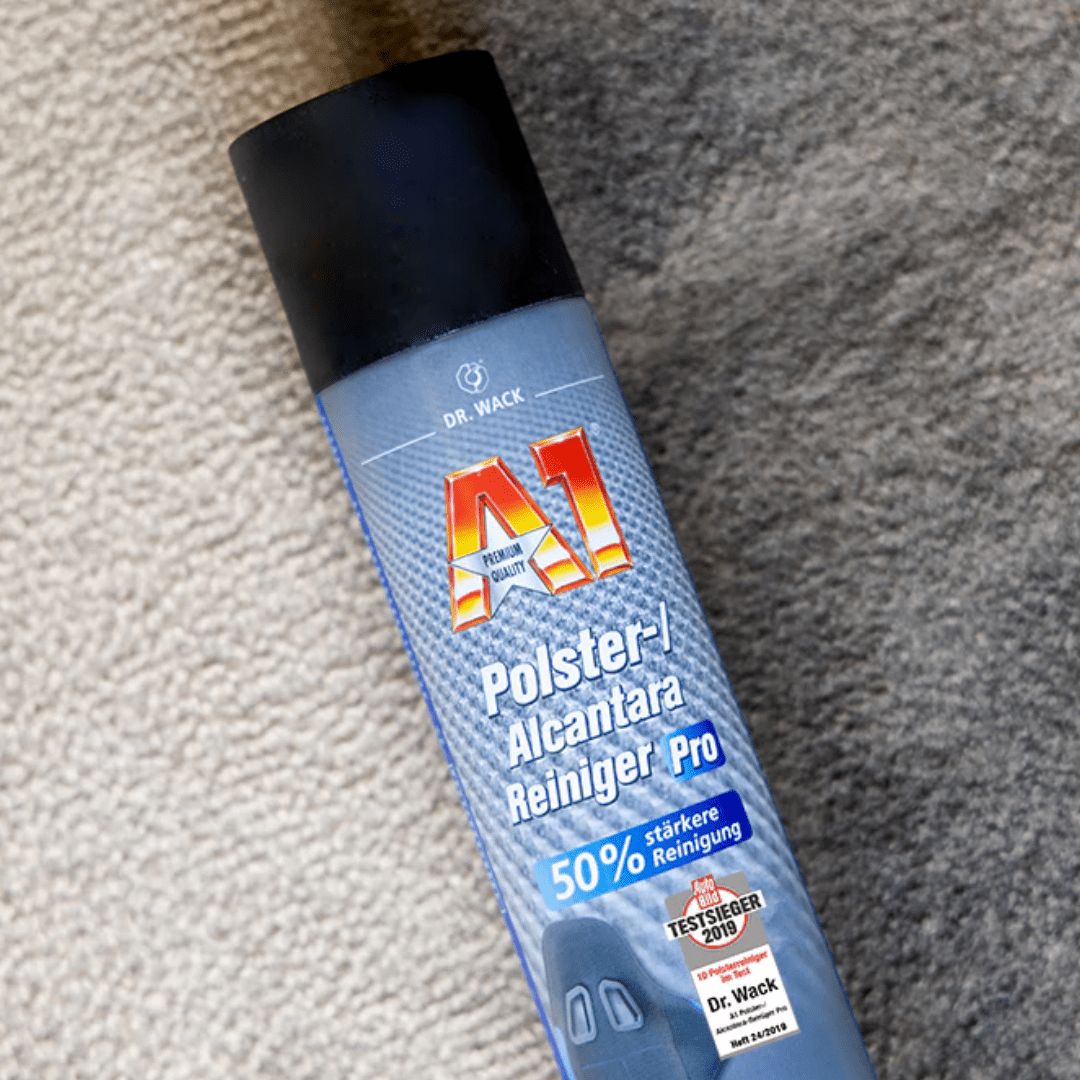 Der Dr. Wack A1 Polster Alcantara Reiniger Pro auf einem Autositz