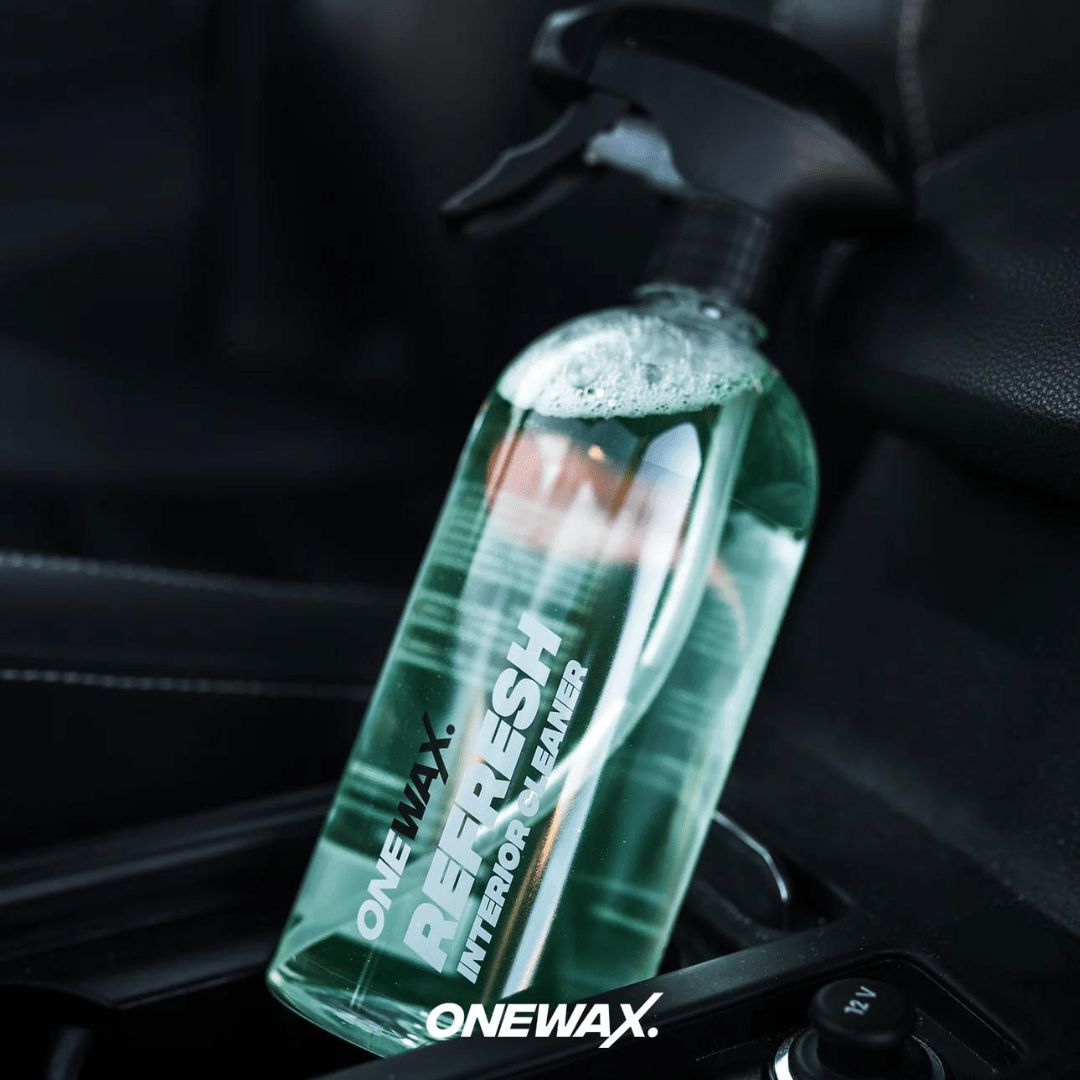 Die OneWax Refresh Interior Cleaner Allzweckreiniger Sprühflasche in einem Getränkehalter