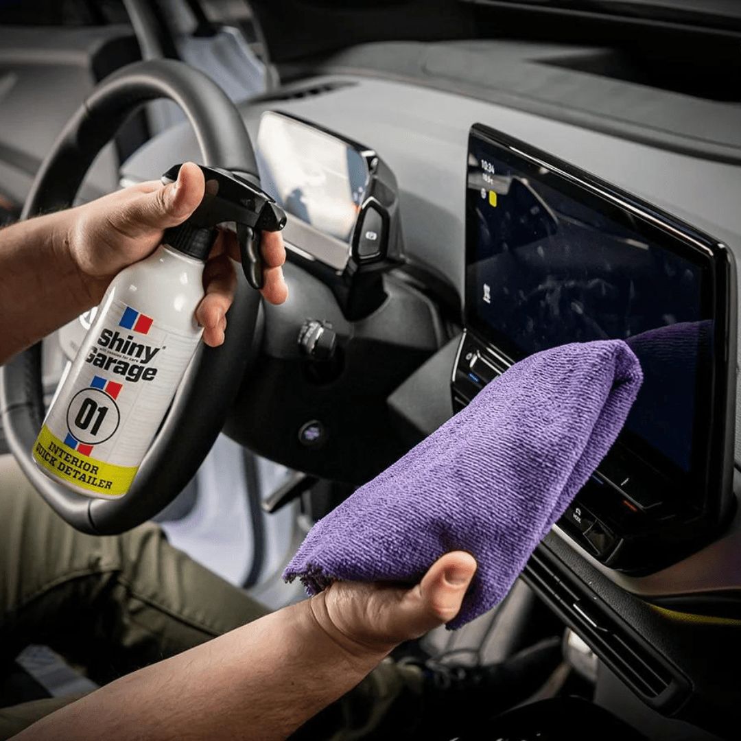 Shiny Garage Interior Quick Detailer wird auf ein Mikrofasertuch aufgesprüht
