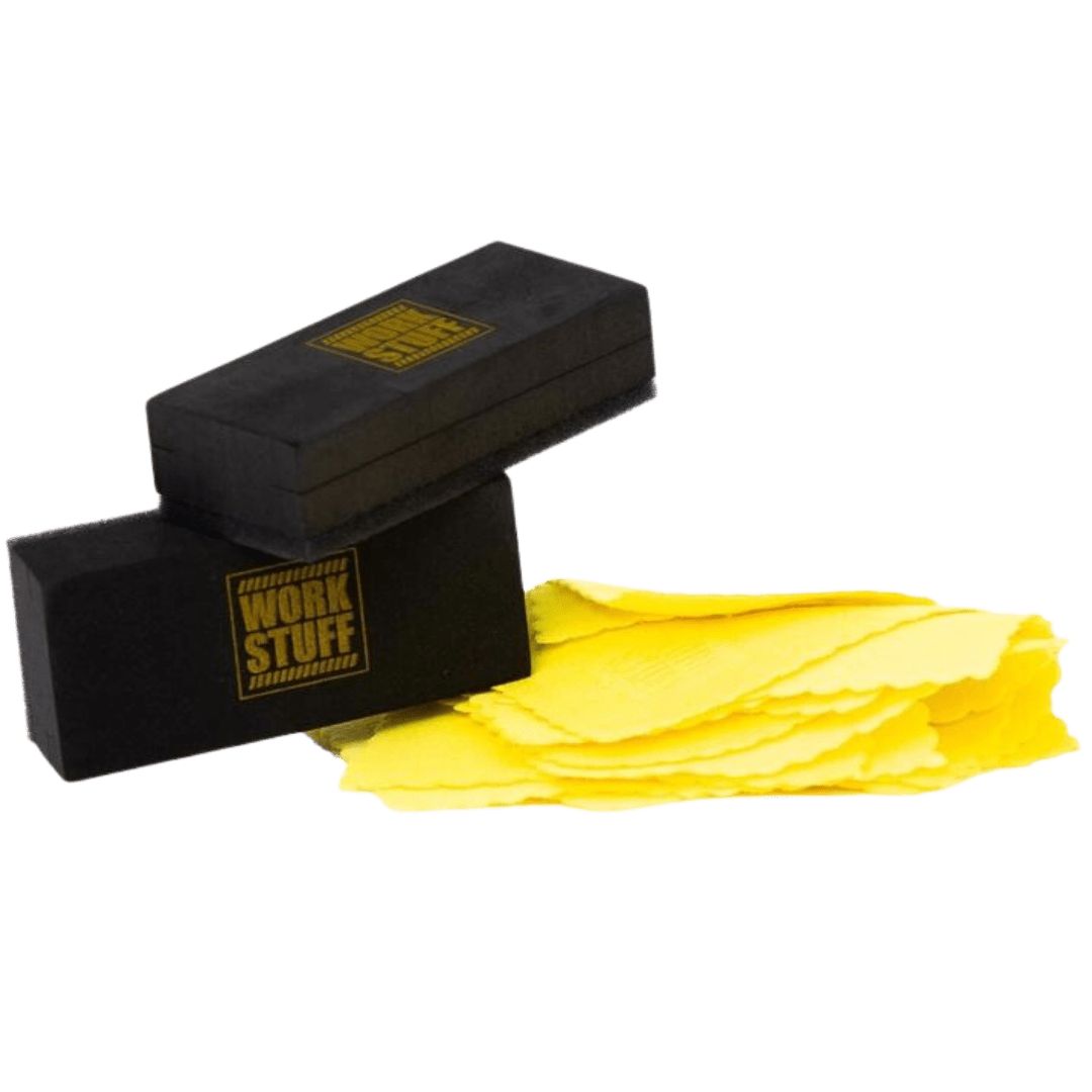 Zwei Work Stuff Applikatoren mit Logo und gelbe Suede Tücher des Work Stuff Applicator Kit