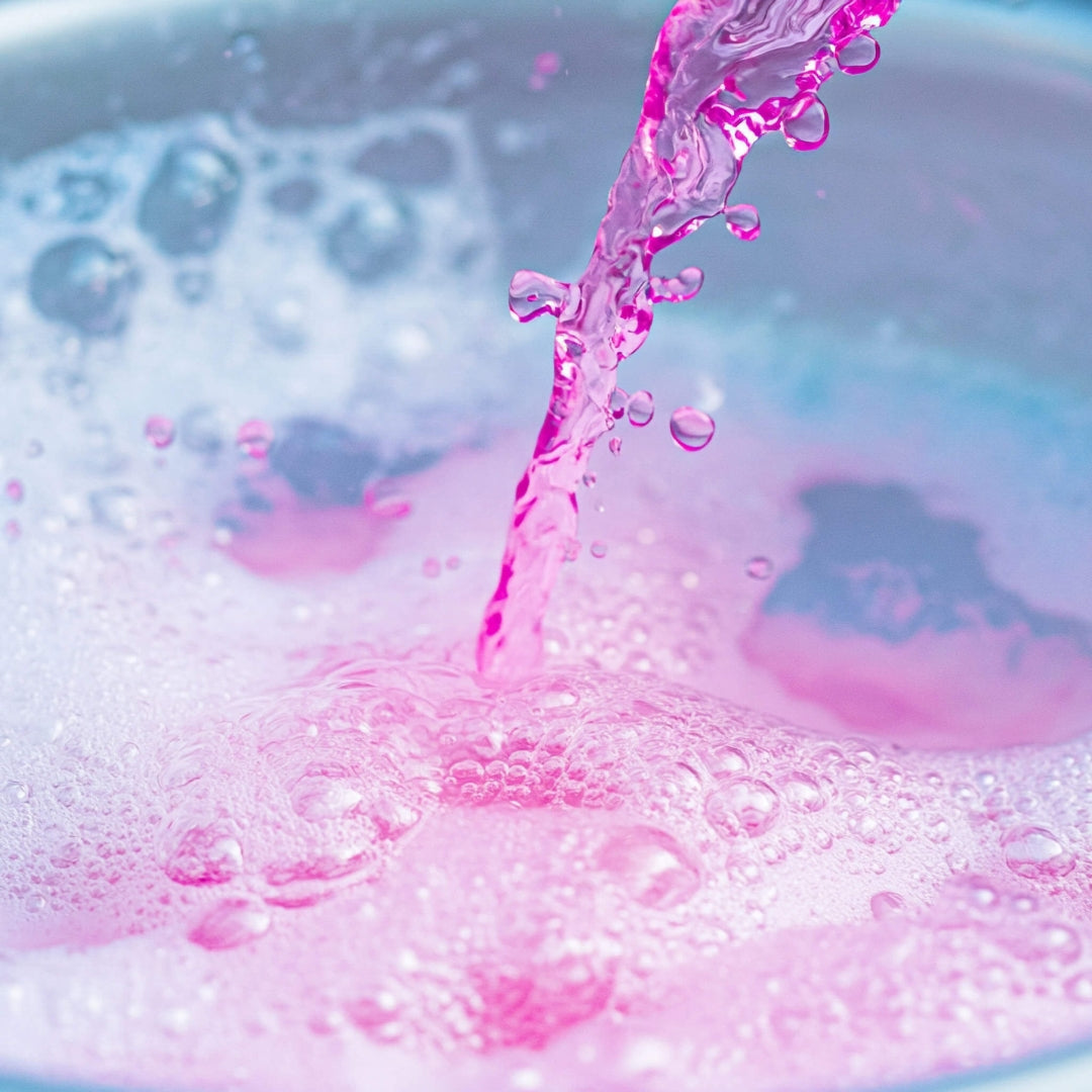 Tuga Chemie Shampoo Teufel wird in einen Wascheimer geleert