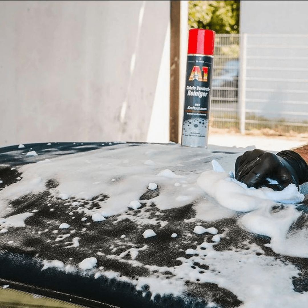 Abtragen des Dr. Wack A1 Cabrio Verdeckreiniger