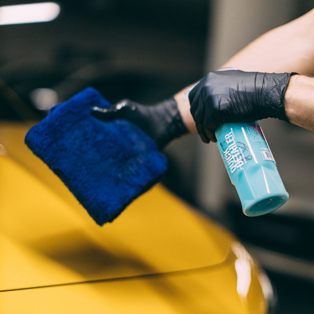 Auftragen des Gyeon Q²M QuickDetailer auf ein Mikrofasertuch