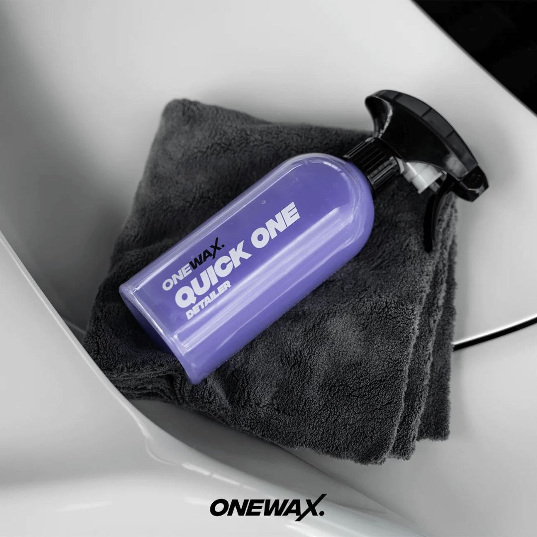 Die OneWax Quick One Detailer Sprühflasche auf einem Mikrofasertuch