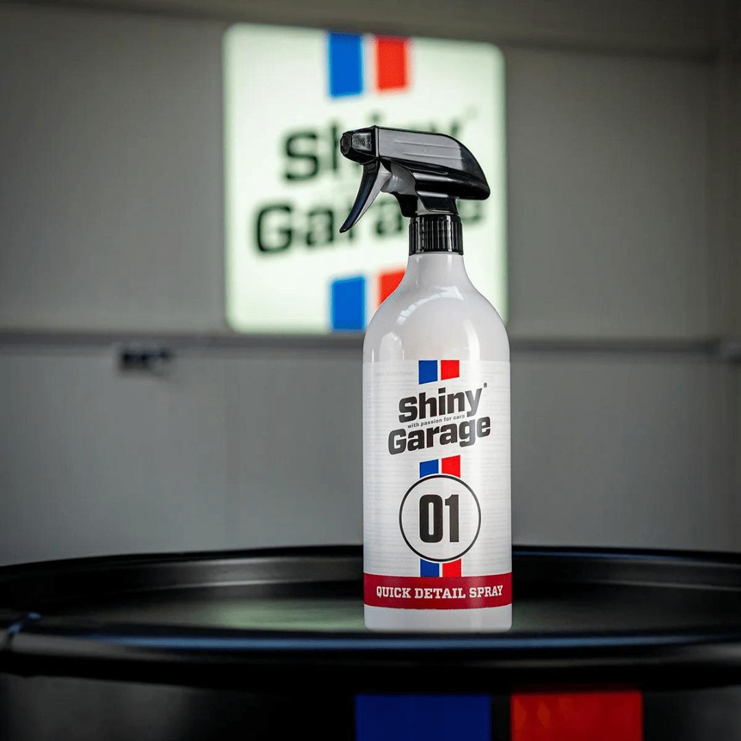 Die Shiny Garage Quick Detail Spray Detailer Sprühflasche auf einem Tablett