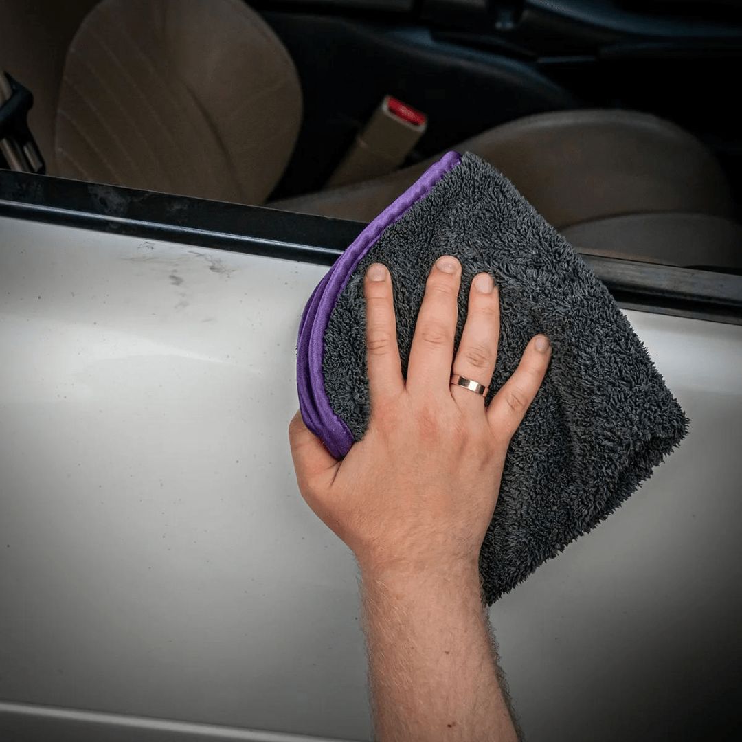 Shiny Garage Quick Detail Spray wird mit einem Mikrofasertuch auf die Karosserie aufgetragen