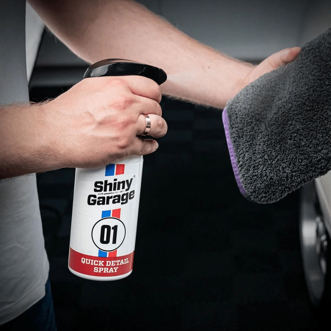 Shiny Garage Quick Detail Spray wird auf ein Mikrofasertuch aufgesprüht