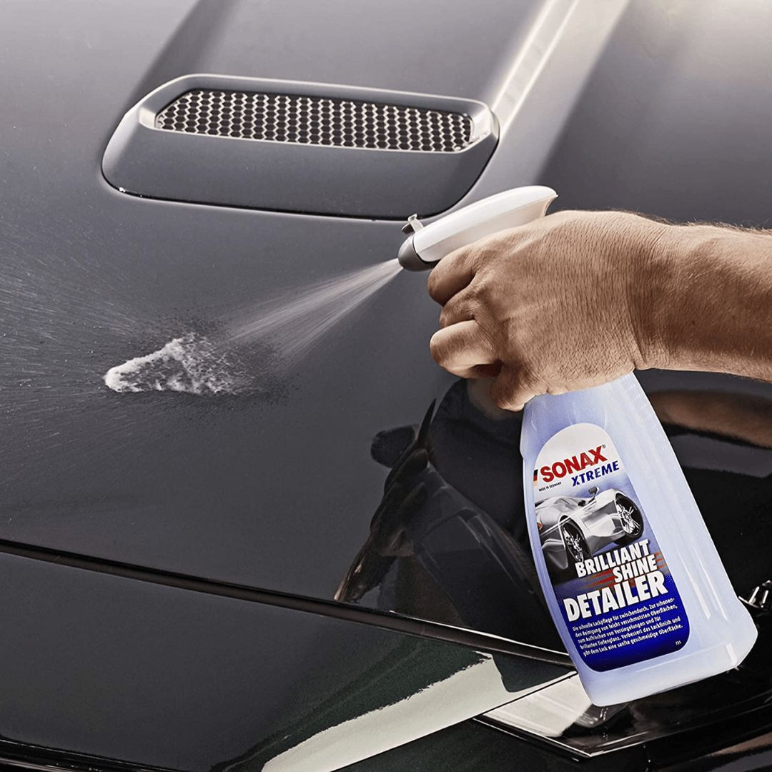 Anspritzen der Motorhaube mit dem Sonax Xtreme Brilliant Shine Detailer