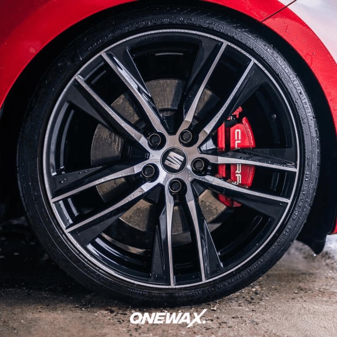 Eine mit OneWax Pink Attack Wheel Cleaner Felgenreiniger gewaschene Felge