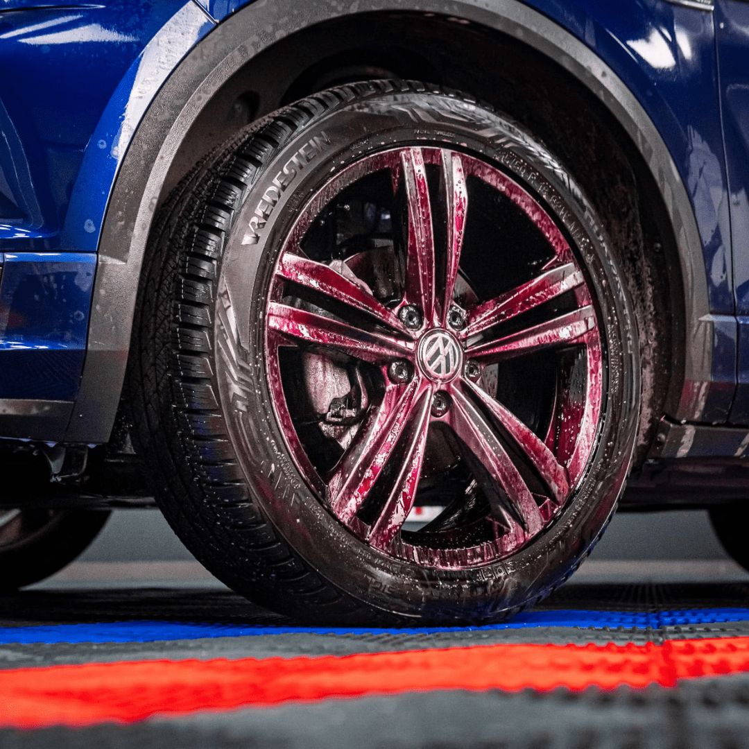 Rot verfärbter Shiny Garage Monster Wheel Cleaner Felgenreiniger auf einer Felge