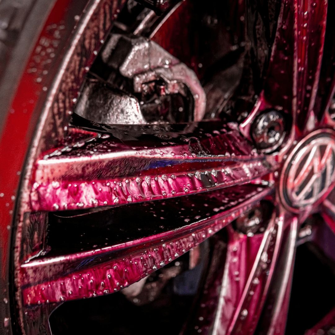 Rot verfärbter Shiny Garage Monster Wheel Cleaner Felgenreiniger auf einer Felge