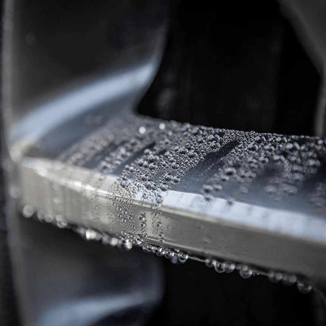 Abperlende Wassertropfen auf einer Felge behandelt mit Dr. Wack P21S Felgendetailer