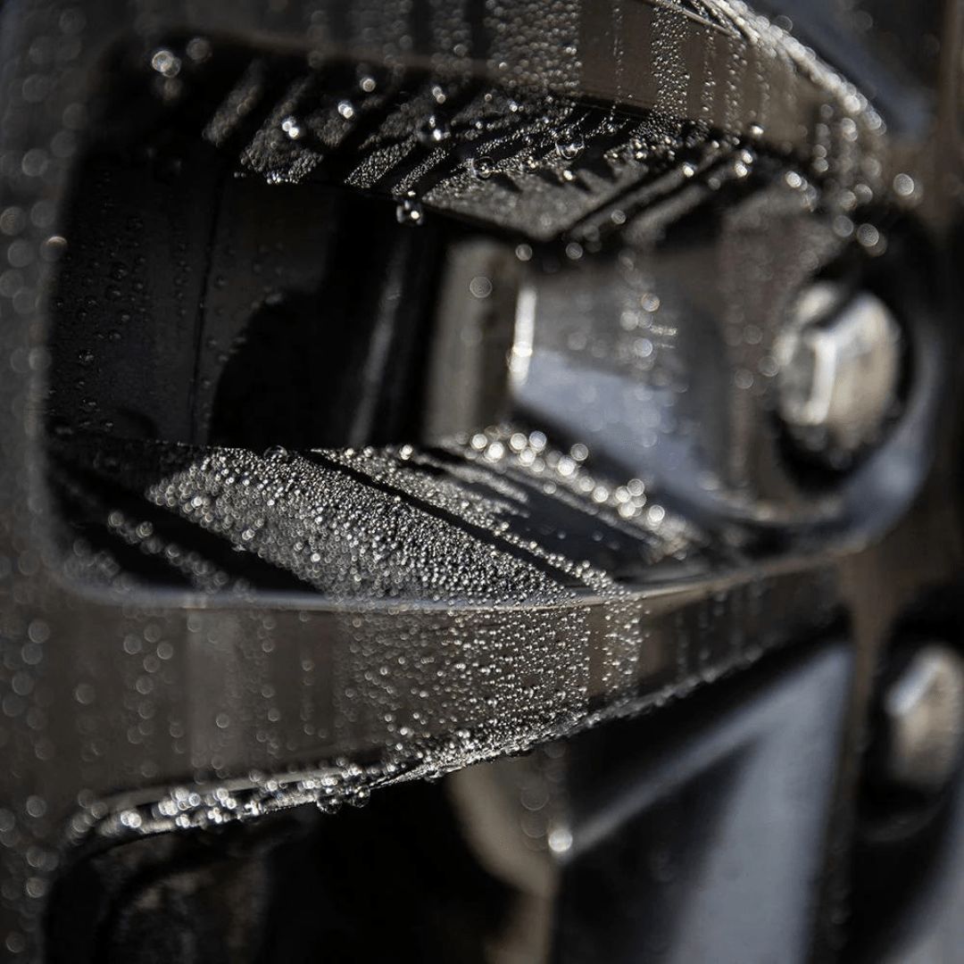 Wassertropfen auf einer Felge behandelt mit Dr. Wack P21S Felgendetailer