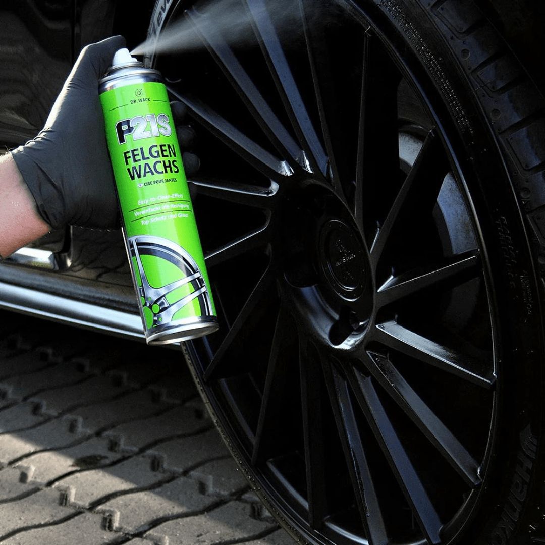 Aufsprühen der Dr. Wack P21S Felgenwachs Felgenversiegelung auf eine schwarze Felge