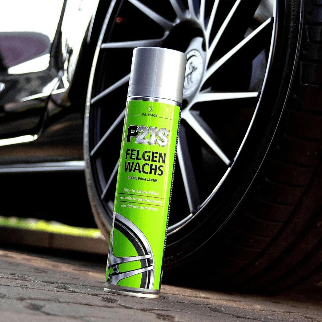 Die Dose Dr. Wack P21S Felgenwachs vor einem Auto