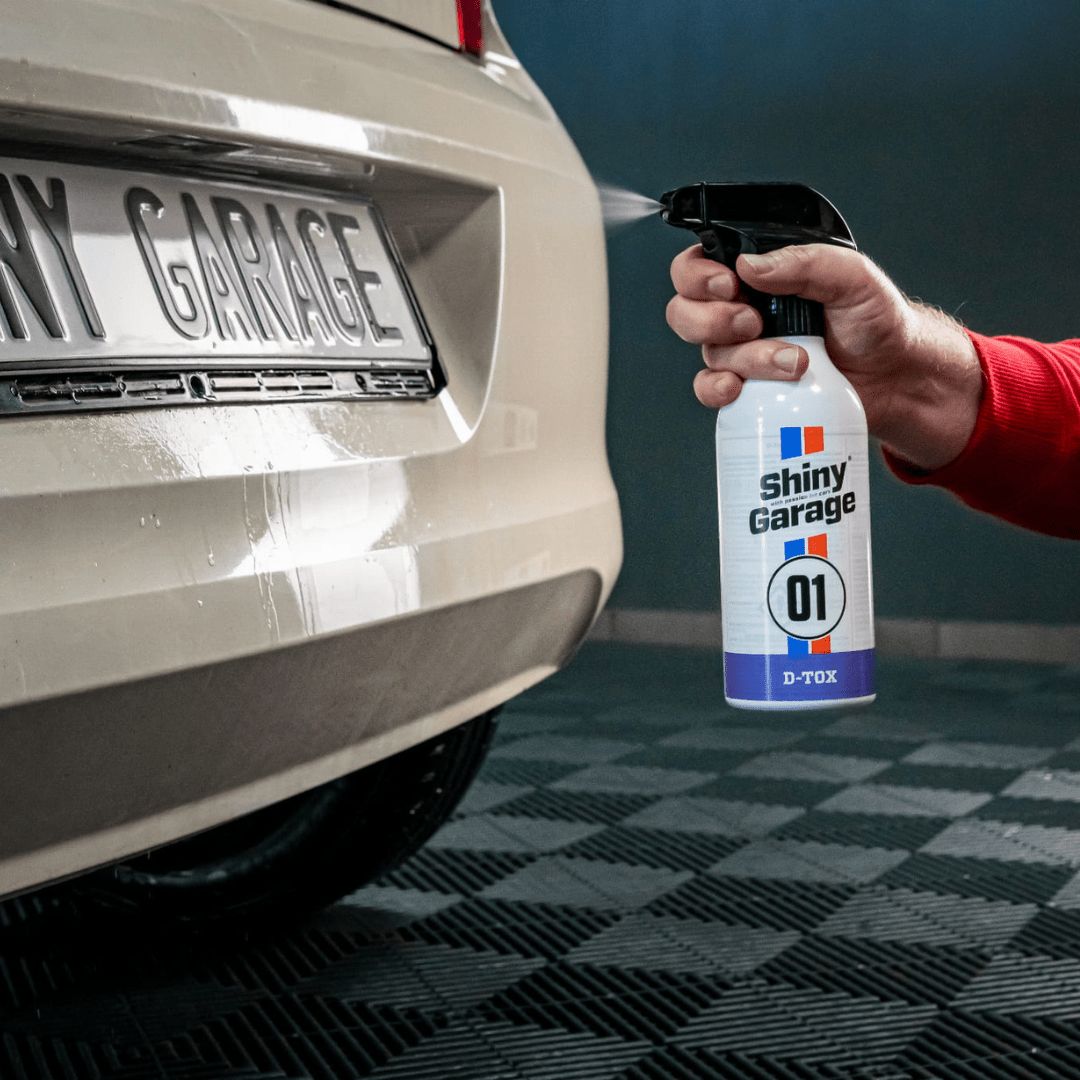 Aufsprühen des Shiny Garage D-Tox Flugrostentferner auf Karosserie