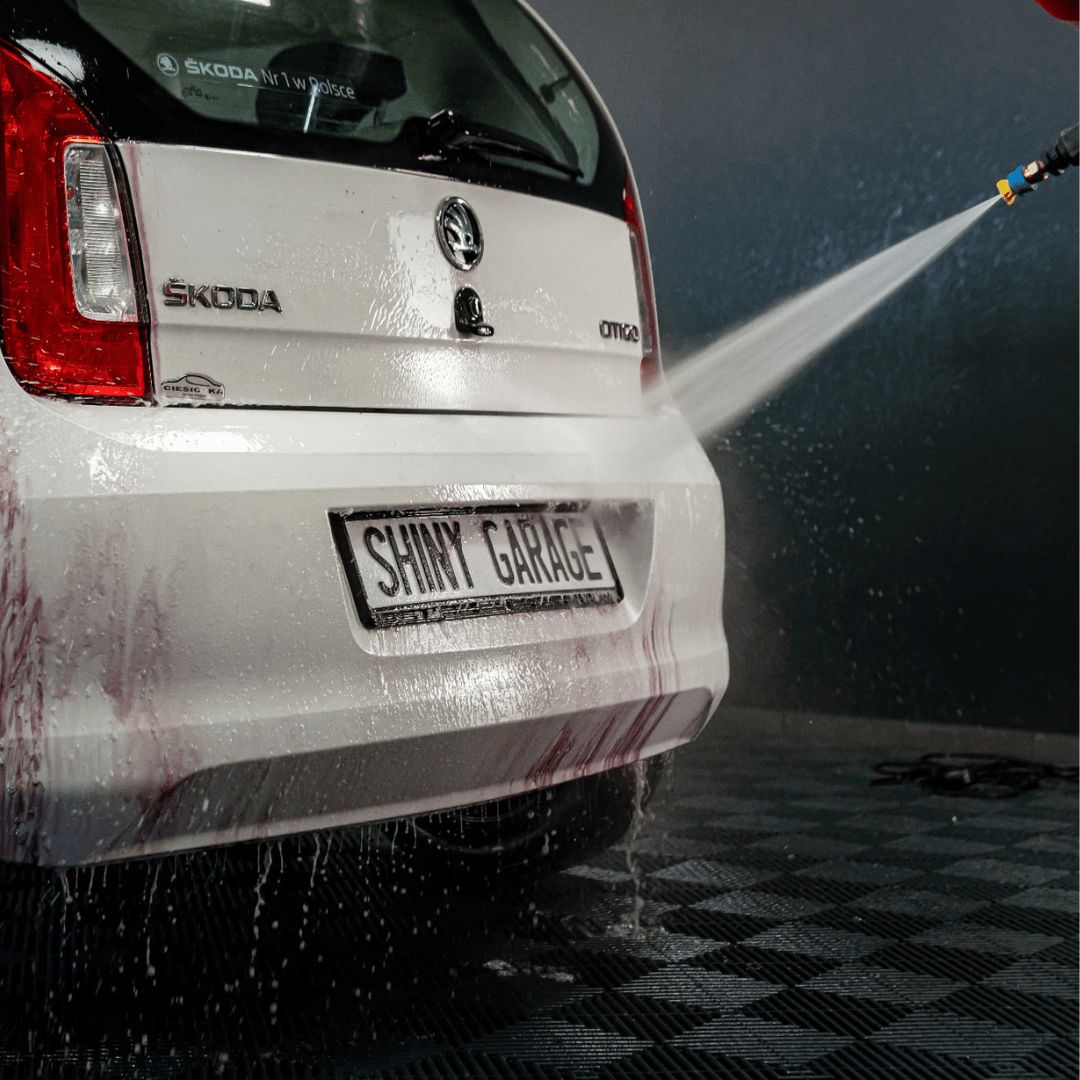 Abspritzen des Shiny Garage D-Tox Flugrostentferner von der Karosserie