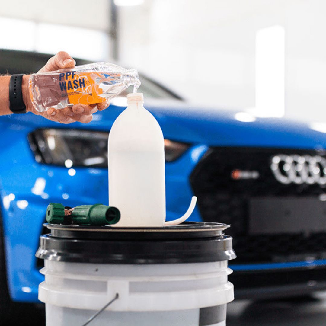 Einfüllen der Gyeon Q²M PPF Wash Folienpflege in eine Schaumlanze