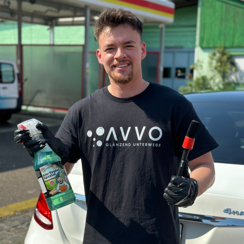 Laslo mit Felgenreiniger und Detailing-Pinsel an der Waschanlage