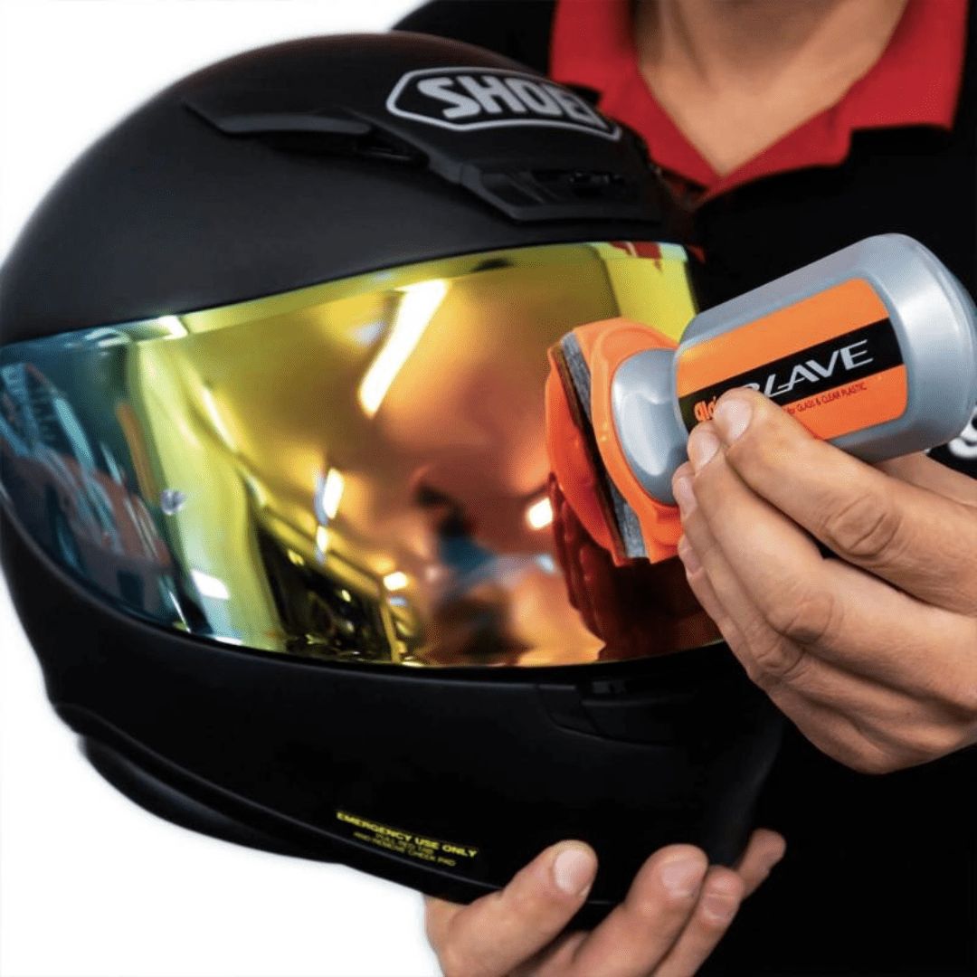 Auftragen der Soft99 Glaco Blave Glasversiegelung auf einen Motorradhelm