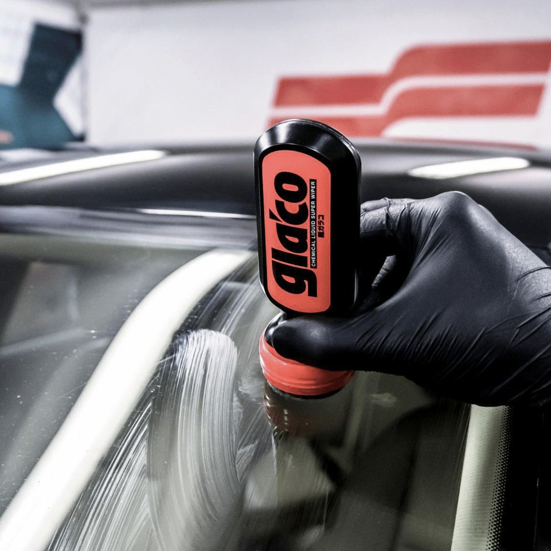 Auftragen von Soft99 Ultra Glaco Glasversiegelung auf einer Windschutzscheibe